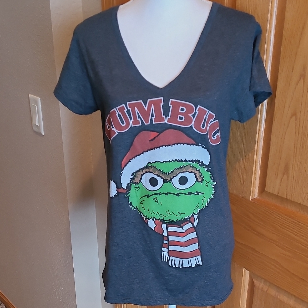 Sesame Street Humbug Oscar the Grouch Graphic V-Neck Tee - Dark Gray & Green XXL